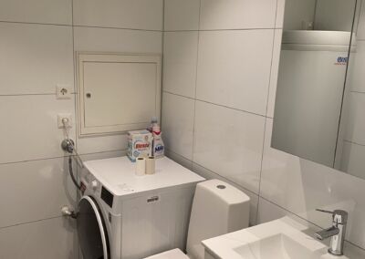 Hovedbad med dusj og vaskemaskin.