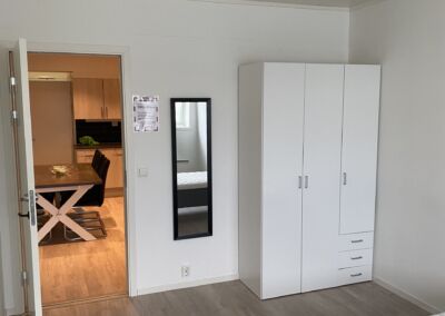 Stort klesskap speil på hver hybel