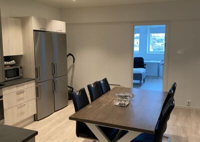 Stort spisebord med god plass til 6.